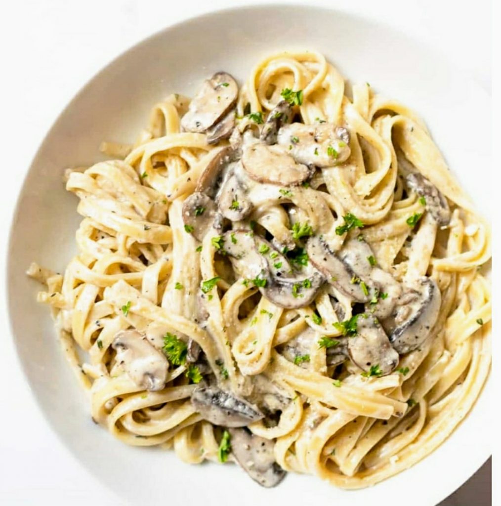 Close-up-of-creamy-Mushroom-Florentine-generously-coated-in-a-rich-sauce-and-topped-with-grated-Parmesan-cheese