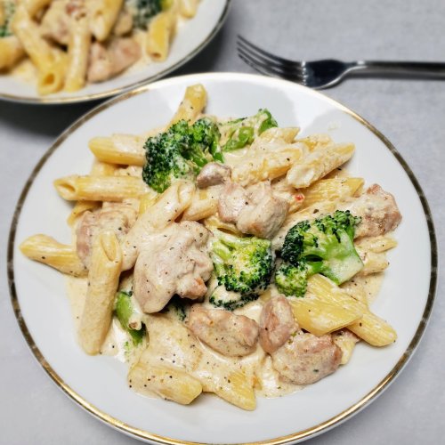 Delicious-homemade-Chicken-Penne-Alfredo-with-a-thick-cheesy-sauce-ready-to-serve