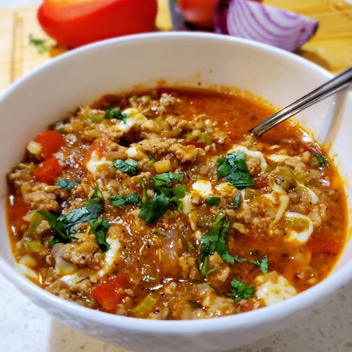hearty-ground-turkey-pepper-soup-in-bowl-with-vegetables-and-rice