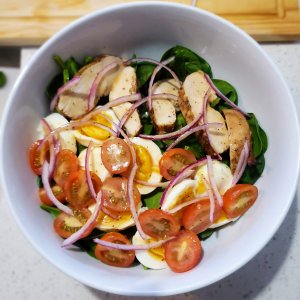 fresh-spinach-egg-salad-with-cherry-tomatoes-rotisserie-chicken-and-homemade-vinaigrette