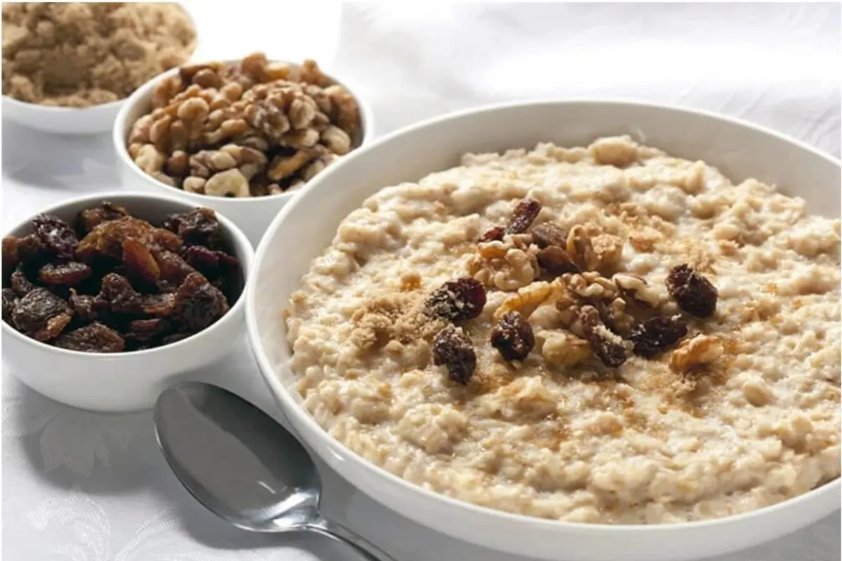 Cinnamon-Raisin-Oatmeal-Breakfast